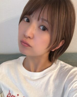 Mari Yaguchi Instagram - 🌻🌻🌻
１枚目はちょっとアイロンで動きつけた髪型。
光当たるとまあまあ明るい✨
２枚目３枚目は、ちょい外はね😊✨
暗いところだとこの色✨
今はウルフっぽい髪型で、
色はハイライト入ってるベージュです♡
伸ばしてます🥹

@i._hair_tokyo さん✨
@mel_87_mel さんいつもありがとうございます😊✨

以上髪型情報でした😁w