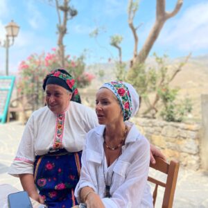 Maria Bekatorou Instagram - Μια μέρα στην Όλυμπο,στη Κάρπαθο…Εκεί που ο χρόνος έχει σταματήσει…Εκεί που οι γυναίκες ντυμένες πάντα παραδοσιακά δίνουν τον ρυθμό της καθημερινότητας,χρόνια τώρα…Άκουσα τόσες ωραίες ιστορίες,ανέλπιστα διαφορετικές και «όμορφα» πρωτόγονες.Η Όλυμπος ειναι γεμάτη φιλόξενους ανθρώπους,ωραία σπίτια,στενά γεμάτα χειροποίητα,χρωματιστά υφαντά,παραδοσιακές στολές ,ταβερνάκια με το πιο ωραίο φαγητό…συνταγές που έμειναν αναλλοίωτες στο χρόνο.Εκεί μπροστά στα μάτια μου γέμιζε η μαγείρισσα τους φρέσκους κολοκυθοανθούς λέγοντας μου τα μυστικά για να γίνουν αφράτοι και μοσχομυριστοί.Εκεί οι γυναίκες κεντούν τον χειμώνα περιμένοντας τους επισκέπτες το καλοκαίρι που καταφτάνουν από κάθε μεριά του πλανήτη γυρεύοντας να αγοράσουν τα υπέροχα δημιουργήματα τους …Στην αρχή του χωριού η υπέροχη Μαρία μας κερνάει πορτοκαλάδα και μιλάμε σαν να γνωριζόμαστε χρόνια..Της υποσχέθηκα την επόμενη φορά να δοκιμάσω τους ξακουστούς της λουκουμάδες.
Εκεί ψηλά «στέκεται» η Όλυμπος,λοιπόν,τόσο ξεχωριστή και όμορφη…Τόσο ανεπιτήδευτα όμορφη…
Και όταν πάτε,να έχετε χρόνο να περπατήσετε,να νιώσετε την ομορφιά ενός τόπου που έχει καταφέρει να κρατήσει την αυθεντικότητα του.
#blessed #thankful #karpathos #olymposkarpathos #greece #summer