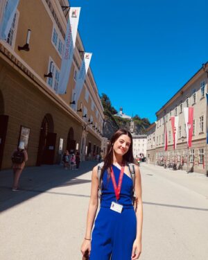 María Dueñas Instagram - Greetings from sunny Salzburg!🌞 I’m so grateful to make my debut at the wonderful @salzburgerfestspiele , performing with the @rso.wien and @hankyeolyoon . I very much enjoyed the general rehearsal and I’m looking forward to the concert tonight!🎻