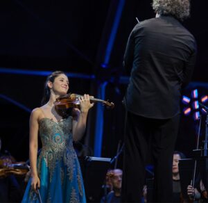 María Dueñas Instagram - I’m still under the spell that summoned more than 30.000 people to Barcelona’s “Classica a la Platja“, led by the incomparable @gustavodudamel conducting John Williams’s music. I was so impressed by this unique initiative showing the uniting power of music. Wonderful to be again in the same stage as @pabloferrandez.cellist 🎻💪🏼 thank you everyone who came!❤️

📸: @davidruano_fotografia