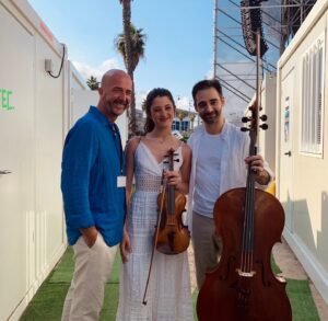 María Dueñas Instagram - I’m still under the spell that summoned more than 30.000 people to Barcelona’s “Classica a la Platja“, led by the incomparable @gustavodudamel conducting John Williams’s music. I was so impressed by this unique initiative showing the uniting power of music. Wonderful to be again in the same stage as @pabloferrandez.cellist 🎻💪🏼 thank you everyone who came!❤️

📸: @davidruano_fotografia