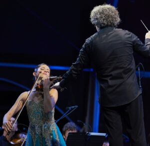 María Dueñas Instagram - I’m still under the spell that summoned more than 30.000 people to Barcelona’s “Classica a la Platja“, led by the incomparable @gustavodudamel conducting John Williams’s music. I was so impressed by this unique initiative showing the uniting power of music. Wonderful to be again in the same stage as @pabloferrandez.cellist 🎻💪🏼 thank you everyone who came!❤️

📸: @davidruano_fotografia
