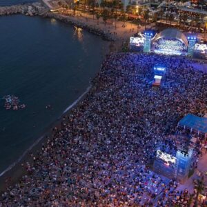 María Dueñas Instagram - I’m still under the spell that summoned more than 30.000 people to Barcelona’s “Classica a la Platja“, led by the incomparable @gustavodudamel conducting John Williams’s music. I was so impressed by this unique initiative showing the uniting power of music. Wonderful to be again in the same stage as @pabloferrandez.cellist 🎻💪🏼 thank you everyone who came!❤️

📸: @davidruano_fotografia
