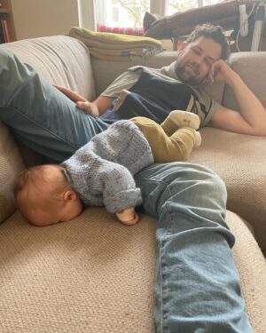 Maria Ehrich Instagram - Cute, imperfect/perfect photo & video dump from the end of last year. 
Loved every second of these moments. ♥️ 

Unsere Kleine Granate entwickelt sich gerade im Sauseschritt und jeden Tag ist hier mehr los als am Tag zuvor. Es ist unglaublich verblüffend zuzuschauen, wie sich ihr kleiner/großer Charakter immer mehr zeigt und whoo - she’s a goofball 😆… Mich macht es so glücklich zu sehen, dass alle unsere Lieben, sie auch so sehr ins Herz geschlossen haben. Selbst unser strubbeliger, kleiner rescue dog Pino findet sie ziemlich interessant, obwohl er um Kinder bisher immer einen großen Bogen gemacht hat. Auch, wenn ihm das Gehüpfe, Getapse, Geschrei oft nicht ganz geheuer zu sein scheinen😅. 

1 • Weihnachten im Hause Ehrich
2 • Emilias Geburtstag #gediegenammeer
3 • tip tap - hier macht jemand einen auf mobil! Sitzen kann sie auch schon. Deswegen ist liegen jetzt halt langweilig. Sehr.
4 • Ich hab total viel gelesen während der Feiertage. Nicht. 
5 • Gesangstraining
6 • Hangover am 01.01. ( chill - sie wollte da hin krabbeln und ihr Gesicht mal kurz ne Sekunde vergraben ;))
7 • Weihnachten im Hause Vering
8 • Ich, mit Liebe in den Augen für alles und alle
9 • Pino, mit seinem wohlverdienten Weihnachtsgeschenk

xx Maria