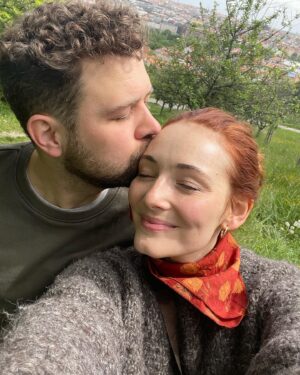 Maria Ehrich Instagram - Ich bin für die nächsten Wochen zum arbeiten in Prag und Manu hustled in Argentinien. Unsere Kleine hab ich dabei und … was soll ich sagen. Es wird für uns alle irgendwie hart. Denk ich. Aber zum Glück konnten wir gemeinsam nach Prag fahren und noch ein bisschen Familien Quality time genießen. Zum Glück gibt es Familienmitglieder, die einspringen, wenn alles anders läuft als geplant und zum Glück hat unser Baby gerade 2 Stunden Mittagsschlaf gemacht, während ich Kostümprobe hatte 😀.