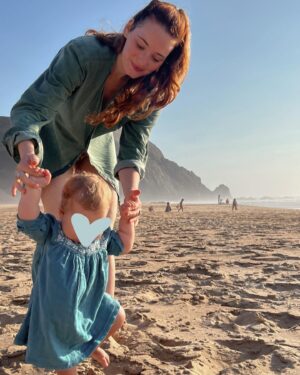 Maria Ehrich Instagram - Some beach appreciation, some sand in the eye. I can’t decide which photo I like best. Tomorrow we’re flying home (like baby girl in second pic, of course 🐞)