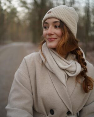 Maria Ehrich Instagram - Werbung • Na? Auch schon wieder verplant rechtzeitig nach Weihnachtsgeschenken zu suchen? 😀🙃 Jedes Jahr dasselbe…
Falls ihr noch Last Minute einen Denkanstoß (auch für die eigenen Wünsche) braucht, hab ich hier was für euch! Bei @cabaia , meinen lieben Freunden aus Frankreich, gibt es Rucksäcke, die bei jeder Silvesterparty auf die Gästeliste kommen und Mützen, die den von den Feiertagen gebeutelten Kopf schön warm einpacken. Höhöhö 😜.
Die Rucksäcke sind übrigens vegan und haben eine lebenslange Garantie und die Mützen werden in Europa hergestellt. 🤫 An alle Weihnachtsmänner und -Frauen: mit dem Code MARIAA10 gibts 10% auf das komplette Sortiment. 🤫🎄🤶 
#cabaia #amazingeveryday
