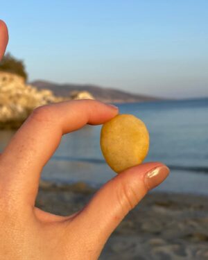 Maria Ehrich Instagram - 2021, am Strand von Naxos in Griechenland, hab ich plötzlich einen zauberhaften, sonnengelben kleinen Stein in der Hand gehabt. So gelb, dass ich ihn beinahe mit einem Zitronenbonbon verwechselt habe. Er hat mir unfassbar gute Laune gemacht, wie ich ihn da so in meiner Hand hatte und aufs Meer hinausgeschaut habe. Ich weiß nicht woher der Gedanke kam, aber auf einmal war er da: ‘Dieser Stein symbolisiert perfekt die Persönlichkeit unseres Babies.’ Da war ich übrigens nicht mal ansatzweise schwanger, geschweige denn hatten wir wirklich ernsthaft darüber nachgedacht Eltern zu werden. Aber es war tatsächlich, als hätte jemand einen Schalter umgelegt und die kleine Seele in unseren Orbit geschossen. Zack - here I am. Und jetzt ist schon bald mein/unser erster Muttertag. Und obwohl ich früher immer dachte, dass mir sowas nicht egaler sein würde, denke ich heute doch drüber nach. Und freue mich. Über das kleine Zitronenbonbon und wieviel Sonne es in unser Leben bringt. Und ich denke trotzdem an all die Mamas, die wissen, dass da jemand im Orbit auf sie wartet, aber einfach nicht bei ihnen ankommen kann. Und ich denke an die, die eine Mama verloren haben. Und an die Mamas, die ein Kind verloren haben. Mutter sein kommt in so vielen Formen und Farben daher und sie alle sollten geehrt werden. Ein Geschenk, was ich mir für alle Mütter und Frauen dieser Welt noch viel mehr wünschen würde, als Blumen am Sonntag: Keine grenzüberschreitenden Fragen mehr á la ‘Wann kommt denn bei euch das erste [insert: zweite, dritte etc.] Baby?’ Wir werden schon wissen wann, wie viele und ob überhaupt. ☺️😘🌞💛