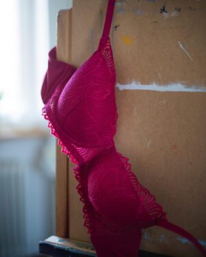 Maria Ehrich Instagram - Anzeige • Huch, ich hab euch da drüben gar nicht gesehen! 😏🥴 Lag vielleicht daran, dass ich so vertieft in mein “Kunstwerk” und meine laszive Pose war… Spaß beiseite. @my_naturana hat mich gefragt wie für mich ein (Frei)Tag aussehen könnte, an dem ich mich rundum wohl fühle. Mittlerweile schlagen bei solchen Fragen zwei Herzen in meiner Brust, denn etwas Zeit für mich und ein bisschen Kreativität zu haben, wäre natürlich toll, aber … 🥺 mein Baby…? Also: wie immer, alles gleichzeitig. Irgendwie 😜. Hauptsache ich fühle mich wohl in meiner Haut und mit den neuen The Friday BHs von Naturana geht das easy, in welchem Szenario auch immer. Schaut euch, wenn ihr mögt, doch gerne mal die neue Kollektion an und verwendet meinen Code: X-Maria15 für 15% Rabatt. (Bis 23.04.) 
#mynaturana 
#naturana 
#bodywear
#selfcare
#powerofcomfort