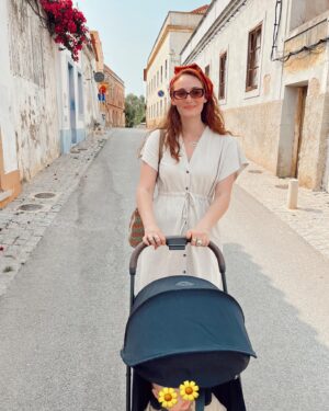 Maria Ehrich Instagram - Unverkennbar Werbung, aber große Liebe incoming 🥰😌

Liebes @cybex_global Team - vielen, vielen Dank für unseren wichtigsten Reisebegleiter im Portugal Urlaub: den Zauber-Buggy Coya. Egal ob winzig klein zusammengeklappt im Flieger, super steady trotz tiny Rädern auf den (unfassbar) schmalen und holprigen Gehwegen Portos, oder völlig überladen auf Tagesausflügen an der sandigen Algarve - der Coya hat uns nie im Stich gelassen. Ich dachte ja echt, dass das arme Teil nach dem Urlaub (und wenn wir mit ihm fertig sind) völlig ramponiert in Berlin ankommt, aber Qualität zahlt sich meistens aus. Wir haben den Coya wirklich auf Herz und Nieren getestet und können ihn allen Eltern, aber vor allem denen die gerne reisen, sehr ans Herz legen. Falls ihr Fragen dazu habt, gerne immer her damit.
Ich bin jetzt Expertin. 😅🪶💕☀️
