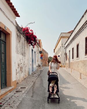Maria Ehrich Instagram - Unverkennbar Werbung, aber große Liebe incoming 🥰😌

Liebes @cybex_global Team - vielen, vielen Dank für unseren wichtigsten Reisebegleiter im Portugal Urlaub: den Zauber-Buggy Coya. Egal ob winzig klein zusammengeklappt im Flieger, super steady trotz tiny Rädern auf den (unfassbar) schmalen und holprigen Gehwegen Portos, oder völlig überladen auf Tagesausflügen an der sandigen Algarve - der Coya hat uns nie im Stich gelassen. Ich dachte ja echt, dass das arme Teil nach dem Urlaub (und wenn wir mit ihm fertig sind) völlig ramponiert in Berlin ankommt, aber Qualität zahlt sich meistens aus. Wir haben den Coya wirklich auf Herz und Nieren getestet und können ihn allen Eltern, aber vor allem denen die gerne reisen, sehr ans Herz legen. Falls ihr Fragen dazu habt, gerne immer her damit.
Ich bin jetzt Expertin. 😅🪶💕☀️