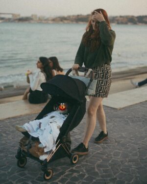 Maria Ehrich Instagram - Unverkennbar Werbung, aber große Liebe incoming 🥰😌

Liebes @cybex_global Team - vielen, vielen Dank für unseren wichtigsten Reisebegleiter im Portugal Urlaub: den Zauber-Buggy Coya. Egal ob winzig klein zusammengeklappt im Flieger, super steady trotz tiny Rädern auf den (unfassbar) schmalen und holprigen Gehwegen Portos, oder völlig überladen auf Tagesausflügen an der sandigen Algarve - der Coya hat uns nie im Stich gelassen. Ich dachte ja echt, dass das arme Teil nach dem Urlaub (und wenn wir mit ihm fertig sind) völlig ramponiert in Berlin ankommt, aber Qualität zahlt sich meistens aus. Wir haben den Coya wirklich auf Herz und Nieren getestet und können ihn allen Eltern, aber vor allem denen die gerne reisen, sehr ans Herz legen. Falls ihr Fragen dazu habt, gerne immer her damit.
Ich bin jetzt Expertin. 😅🪶💕☀️