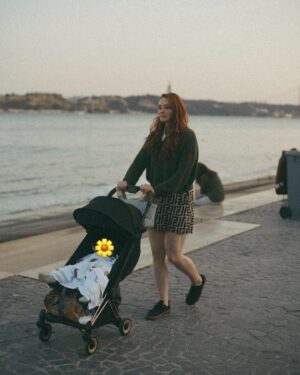 Maria Ehrich Instagram - Unverkennbar Werbung, aber große Liebe incoming 🥰😌

Liebes @cybex_global Team - vielen, vielen Dank für unseren wichtigsten Reisebegleiter im Portugal Urlaub: den Zauber-Buggy Coya. Egal ob winzig klein zusammengeklappt im Flieger, super steady trotz tiny Rädern auf den (unfassbar) schmalen und holprigen Gehwegen Portos, oder völlig überladen auf Tagesausflügen an der sandigen Algarve - der Coya hat uns nie im Stich gelassen. Ich dachte ja echt, dass das arme Teil nach dem Urlaub (und wenn wir mit ihm fertig sind) völlig ramponiert in Berlin ankommt, aber Qualität zahlt sich meistens aus. Wir haben den Coya wirklich auf Herz und Nieren getestet und können ihn allen Eltern, aber vor allem denen die gerne reisen, sehr ans Herz legen. Falls ihr Fragen dazu habt, gerne immer her damit.
Ich bin jetzt Expertin. 😅🪶💕☀️