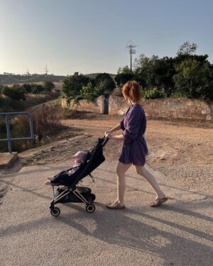Maria Ehrich Instagram - Unverkennbar Werbung, aber große Liebe incoming 🥰😌

Liebes @cybex_global Team - vielen, vielen Dank für unseren wichtigsten Reisebegleiter im Portugal Urlaub: den Zauber-Buggy Coya. Egal ob winzig klein zusammengeklappt im Flieger, super steady trotz tiny Rädern auf den (unfassbar) schmalen und holprigen Gehwegen Portos, oder völlig überladen auf Tagesausflügen an der sandigen Algarve - der Coya hat uns nie im Stich gelassen. Ich dachte ja echt, dass das arme Teil nach dem Urlaub (und wenn wir mit ihm fertig sind) völlig ramponiert in Berlin ankommt, aber Qualität zahlt sich meistens aus. Wir haben den Coya wirklich auf Herz und Nieren getestet und können ihn allen Eltern, aber vor allem denen die gerne reisen, sehr ans Herz legen. Falls ihr Fragen dazu habt, gerne immer her damit.
Ich bin jetzt Expertin. 😅🪶💕☀️