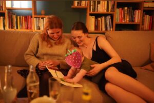 Maria Ehrich Instagram - Vor ein paar Jahren bin ich an einem Geburtstags-Post der Schauspielerin Lily James auf Instagram hängengeblieben und dachte mir im Geheimen „Genau so will ich auch an meinem 30. Geburtstag aussehen und feiern!“ Teure Champagner Flasche in der Hand, strahlendes Lächeln, perfekt sitzendes Kleid, zig tanzende Leute im Hintergrund und das Foto in edlem Schwarz Weiß aufgenommen. Nun, die Realität sah vor drei Wochen dann doch dezent anders aus 😀. Keine teure Location, keine rauschende Fete, an die man sich am nächsten Morgen nur noch vage erinnern kann und definitiv KEIN CHAMPAGNER für mich 🥲😅. Stattdessen hatte ich ausschließlich die besten Menschen um mich, die man sich wünschen kann, gute Musik, herzerwärmende Gespräche, viel Gelächter, leckeres Essen, tolle Musik und meine beste Freundin, die endlich mal wieder bei mir übernachtet hat - wie in alten Zeiten. Wir waren um 22 Uhr im Bett und ich bereue nichts! Vor allem nicht, dass ich mich an alles erinnern kann. (Nun ja, minus den Moment, in dem mein Papa heimlich versucht hat unserer Tochter ihren ersten Löffel zuckerhaltige Nachspeise 🍮 zu füttern… ich glaub so schnell bin ich noch nie gerannt)
Brené Brown schrieb: „True belonging doesn’t require you to change who you are; it requires you to be who you are.“ Und wenn ich jetzt wählen müsste, zwischen der Version meines 30. Geburtstags in Hochglanz Schwarz Weiß und diesem hier, dann würde ich immer wieder den in Farbe wählen, denn dieser ist es, zu dem ich wirklich gehöre. ♥️
#🧀sy #aberisthaltso