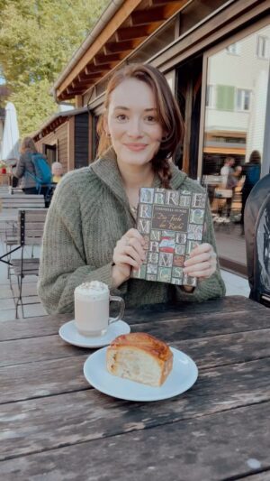 Maria Ehrich Instagram - Werbung • Mir wurde das neue Buch von Cornelia Funke zugeschickt und ich habe alles stehen und liegen gelassen und meine Nase tief darin vergraben. Die Welt um Tintenherz hat mich in meiner Kindheit und Jugend so sehr begleitet und begeistert! Ab heute gibt es „Die Farbe der Rache“, die Geschichte von Staubfinger und dem schwarzen Prinzen, überall wo es Bücher gibt und ich lege meine Hand dafür ins Feuer 🔥 (pun intended;))…
Gesang: Elin Bell 
Musik: German Wahnsinn
@verlagsgruppe_oetinger