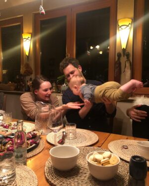 Maria Ehrich Instagram - Cute, imperfect/perfect photo & video dump from the end of last year. 
Loved every second of these moments. ♥️ 

Unsere Kleine Granate entwickelt sich gerade im Sauseschritt und jeden Tag ist hier mehr los als am Tag zuvor. Es ist unglaublich verblüffend zuzuschauen, wie sich ihr kleiner/großer Charakter immer mehr zeigt und whoo - she’s a goofball 😆… Mich macht es so glücklich zu sehen, dass alle unsere Lieben, sie auch so sehr ins Herz geschlossen haben. Selbst unser strubbeliger, kleiner rescue dog Pino findet sie ziemlich interessant, obwohl er um Kinder bisher immer einen großen Bogen gemacht hat. Auch, wenn ihm das Gehüpfe, Getapse, Geschrei oft nicht ganz geheuer zu sein scheinen😅. 

1 • Weihnachten im Hause Ehrich
2 • Emilias Geburtstag #gediegenammeer
3 • tip tap - hier macht jemand einen auf mobil! Sitzen kann sie auch schon. Deswegen ist liegen jetzt halt langweilig. Sehr.
4 • Ich hab total viel gelesen während der Feiertage. Nicht. 
5 • Gesangstraining
6 • Hangover am 01.01. ( chill - sie wollte da hin krabbeln und ihr Gesicht mal kurz ne Sekunde vergraben ;))
7 • Weihnachten im Hause Vering
8 • Ich, mit Liebe in den Augen für alles und alle
9 • Pino, mit seinem wohlverdienten Weihnachtsgeschenk

xx Maria