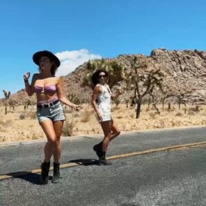 María Elisa Camargo Instagram - Persea Mami Persea 💫 No documentation of the meteors, forever in our hearts 💞 Pero ahí les va algo de flavor porque tocaba. (Last one left me needing a chiropractor)