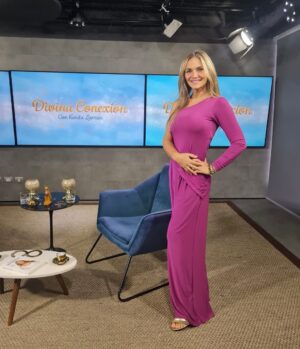 María Eugenia Larraín Instagram - Miren que hermoso vestido luciré hoy en un nuevo capítulo de “Divina Conexión”💕💛
Gracias a @castaydevotachile.cl por esta belleza de vestido 👗