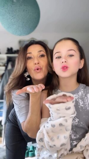 Maria Fernanda Callejón Instagram - PESTAÑAS ‼️@fgarreraskincare para 
que vean como resuelven las  pestañas que me hace Faby la hora del Makeup 
Ayer tuvimos un evento con Gio y esta fue la oportunidad para dejarles este tutorial que les venía prometiendo 😉👍
Sastreri/Saco/abrigo @altamodanet 
Botas/metalizadas @carmensteffensargentina 
Blusa /remera @winnonateam
@alecampospeluqueria