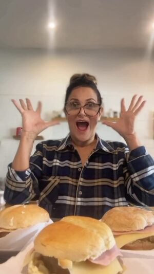 Maria Fernanda Callejón Instagram - ÉPICA‼️🍔 
Hoy en #modomami 😀
@giodiotto  pidió hamburguesas , para ella y sus amigas …
…manos a la obra  y en Pijama 💪👍 @almacendepijamas 😁
#felizsabado #felizfinde