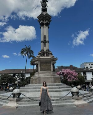 María Karla Gómez Instagram - Disfrutando del proceso, de esas bendiciones que nos da la vida, de la buena compañía, de esa comida favorita, del sol y la buena música y sobre de todo de Quito porque después de  11 años viviendo aquí,me voy a otra ciudad 🙈🫰🏻🥹❤️…

#nuevoscomienzos #nosfuimos #nuevosretos