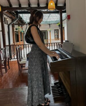 María Karla Gómez Instagram - Disfrutando del proceso, de esas bendiciones que nos da la vida, de la buena compañía, de esa comida favorita, del sol y la buena música y sobre de todo de Quito porque después de  11 años viviendo aquí,me voy a otra ciudad 🙈🫰🏻🥹❤️…

#nuevoscomienzos #nosfuimos #nuevosretos