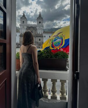María Karla Gómez Instagram - Disfrutando del proceso, de esas bendiciones que nos da la vida, de la buena compañía, de esa comida favorita, del sol y la buena música y sobre de todo de Quito porque después de  11 años viviendo aquí,me voy a otra ciudad 🙈🫰🏻🥹❤️…

#nuevoscomienzos #nosfuimos #nuevosretos
