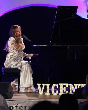 María Toledo Instagram - Alcalá de los Gazules 9/8/2024
Os llevamos en el 💚

Gracias por tanto cariño y por todos los detalles que tenéis en cada concierto con mi Vicente.

#giraVicente2024 #música #conciertos

Gracias @tonifernandezmarcaoficial por el vestuario para mis conciertos 🌷💚