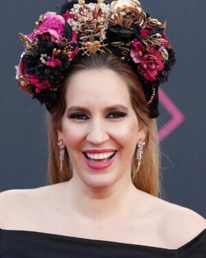 María Toledo Instagram - Gracias a todas las personas que me ayudáis en mi día a día a seguir soñando. 

Ayer en la alfombra de @latingrammys llevé un diseño de la jerezana Isabel Carrasco que con todo su amor me hizo en tiempo récord. 
El tocado de corona de flores ha sido realizado con mucho amor por los artesanos del arte @siempreprimavera0 
Y los pendientes son de @rabatjewellery gracias @eva_rabat por vuestro cariño. 
Zapatos @jimmychoo 

¿Qué os parece el look? 

Vuelo ya!!!!! ✈️✈️✈️ Luego os cuento!!