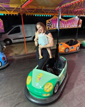 María Toledo Instagram - ¡Nos encanta una feria!!!!! 🎡 
¡Qué sería de los veranos sin estos momentos!
Gracias a los feriantes podemos disfrutar de los coches de choque, las colchonetas, las patatas rellenas, 🥔 el chocolate con churros ☕️ y por supuesto las orquestas. 
Hoy me encontraba fatal y salí por mi hijo, pero me alegro de haber salido porque la feria me ha cambiado el día!!!! 😜

¡Buenas noches!!! 💤🌙

1. En los coche de choque. 🚗
2. Me muero de amor. ❤️ 🚗
3. Mi hijo quiere las pistolas. 🔫
4. Yo convenciéndole de que es mejor el micro. 🎤 
5. Al final se llevó la guitarra 🎸 y el micrófono. 🎤
