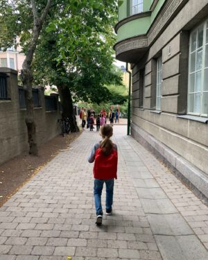 Maria Veitola Instagram - Tänään tai lähipäivinä koulut alkavat ja monissa perheissä palataan sitä kautta arkeen. Niin myös meillä. Monelle nämä päivät ovat erityisen jännittävät, sillä koulun ovet aukeavat ensimmäistä kertaa. ❤️

Muistan hyvin miltä tuntui kun oma lapsi meni ekalle luokalle. Siitä on nyt jo viisi vuotta! Koko perhe oli uuden elämänvaiheen edessä. Ensimmäinen koulupäivä  oli täynnä hyvää jännitystä, lapsen kasvamiseen kuuluvaa haikeutta, ylpeyttä ja uuden odotusta. 

Nyt Taisto meneekin jo kuudennelle luokalle. Hän kaipaa kovasti jo arjen rutiineja, ystäviään ja kouluelämän sosiaalisuutta. Ymmärrän!

Jos siellä nyt joku pieni tai suuri ihminen miettii miten selvitä koulussa, pyysin Taistoa antamaan parhaat vinkkinsä ekaluokkalaisille. 

Näistä tosin hyötyvät ihan kaikenikäiset.
Myös me aikuiset.

Taiston vinkit ekaluokkalaisille:

💘 Hanki kavereita.

💘 Kavereiden hankkiminen ei ole odottamista. Ehdota leikkejä ja juttele!

💘 Tee hyviä asioita muille. Pidä ovia auki ja muuta kohteliasta.

💘 Vältä väkivaltaa, kuten asioiden rikkomista ja kiusaamista. 

💘 Yritä pysyä säännöissä.

(En itsekään ole mikään puhdas pulmunen, mutta yritä sinä olla.)

💘 Et tule onnistumaan kaikessa. Se ei haittaa, kunhan yrität parhaasi. Se on tärkeintä.

💘 Muista silti pitää hauskaa.

Tärkein tuli viimeisenä, kyllä se nimittäin siitä. Tsemppiä kaikille, hyvä tästä tulee! 💫