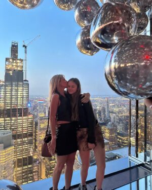 Mariana Fabbiani Instagram - Escapadita a New York 👀
Con la mejor compañía!! ❤️ Amo la magia de esta ciudad que nunca duerme! ✨🗽🍎