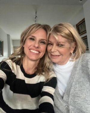 Mariana Fabbiani Instagram - Feliz cumple mami!!! 🥳 Qué seas muy feliz hoy y siempre!! Tan sensible y  talentosa. Nos llenas a todos de amor con tu alegría y sabiduría. Sos toda luz. Te amo tanto!!! ❤️😘🎂