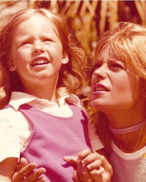 Mariana Fabbiani Instagram - Feliz cumple mami!!! 🥳 Qué seas muy feliz hoy y siempre!! Tan sensible y  talentosa. Nos llenas a todos de amor con tu alegría y sabiduría. Sos toda luz. Te amo tanto!!! ❤️😘🎂