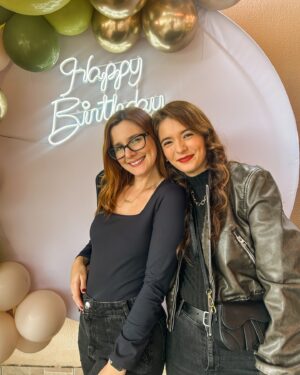 Mariana Lessa Instagram - Hoje é o dia da dona do meu coração todinho!
A que traz luz, felicidade, amor, dedicação e boas risadas pra minha vida. Aquela que recebeu o título de “minha melhor amiga” há 13 anos e fez jus ao título todos os dias, sendo a melhor e mais fiel parceira. 
Ter você na minha vida é benção e agradeço todos os dias por esse privilégio!
Você merece o mundo bb!
Te amo, te amo, te amo!! ♥️
Julie & Thalita 4ever