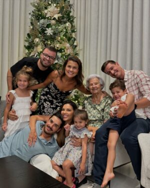 Mariana Rios Instagram - Minha amada vovó Martha! 
Meu coração ta doendo tanto com sua partida! Quão doce e consoladora é a certeza de que um dia estaremos juntas novamente!
Todas as declarações que precisei fazer a senhora, fiz em vida! 
Tenho muito da senhora em mim, e sempre ouvi atenta os seus conselhos! 
Conversamos todos os dias dessa vida, graças a Deus! Trocamos confidências, receitas, risos, choros! Sempre juntas! 
A senhora guardou e recortou todos os jornais e revistas em que eu saí. Me assistiu em todos os programas e novelas! Me viu cantar e vibrou comigo cada conquista! Obrigada vó por tudo! Por tanto! Por ser tão dedicada, batalhadora, amorosa e forte! Que meu avô e meu irmão recebam a senhora de braços abertos! Aqui ficará a saudade misturada com a alegria de ter sido sua neta nessa vida!
Te amo eternamente! 
Esteja com Deus! 
❤️🙏🏼