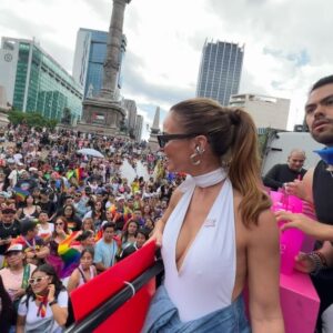 Mariana Torres Instagram - Marchamos con orgullo, celebrando la diversidad y la igualdad. Nos unimos en solidaridad con la comunidad LGBTQ , reconociendo su valentía y resiliencia. Cada paso que damos es un grito de amor, inclusión y derechos humanos. Juntos, seguimos construyendo un mundo donde todos puedan ser auténticamente ellos mismos. ¡Feliz Pride! 🌈 Gracias @sanfrancisco.anderson por la invitación a marchar justo con @inventadas.inventada !!!