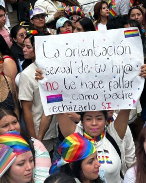 Mariana Torres Instagram - Marchamos con orgullo, celebrando la diversidad y la igualdad. Nos unimos en solidaridad con la comunidad LGBTQ , reconociendo su valentía y resiliencia. Cada paso que damos es un grito de amor, inclusión y derechos humanos. Juntos, seguimos construyendo un mundo donde todos puedan ser auténticamente ellos mismos. ¡Feliz Pride! 🌈 Gracias @sanfrancisco.anderson por la invitación a marchar justo con @inventadas.inventada !!!