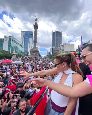 Mariana Torres Instagram - Marchamos con orgullo, celebrando la diversidad y la igualdad. Nos unimos en solidaridad con la comunidad LGBTQ , reconociendo su valentía y resiliencia. Cada paso que damos es un grito de amor, inclusión y derechos humanos. Juntos, seguimos construyendo un mundo donde todos puedan ser auténticamente ellos mismos. ¡Feliz Pride! 🌈 Gracias @sanfrancisco.anderson por la invitación a marchar justo con @inventadas.inventada !!!