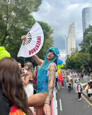 Mariana Torres Instagram - Marchamos con orgullo, celebrando la diversidad y la igualdad. Nos unimos en solidaridad con la comunidad LGBTQ , reconociendo su valentía y resiliencia. Cada paso que damos es un grito de amor, inclusión y derechos humanos. Juntos, seguimos construyendo un mundo donde todos puedan ser auténticamente ellos mismos. ¡Feliz Pride! 🌈 Gracias @sanfrancisco.anderson por la invitación a marchar justo con @inventadas.inventada !!!