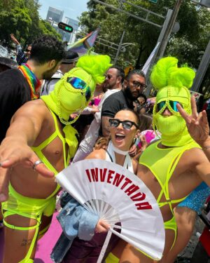 Mariana Torres Instagram - Marchamos con orgullo, celebrando la diversidad y la igualdad. Nos unimos en solidaridad con la comunidad LGBTQ , reconociendo su valentía y resiliencia. Cada paso que damos es un grito de amor, inclusión y derechos humanos. Juntos, seguimos construyendo un mundo donde todos puedan ser auténticamente ellos mismos. ¡Feliz Pride! 🌈 Gracias @sanfrancisco.anderson por la invitación a marchar justo con @inventadas.inventada !!!