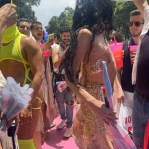 Mariana Torres Instagram - Marchamos con orgullo, celebrando la diversidad y la igualdad. Nos unimos en solidaridad con la comunidad LGBTQ , reconociendo su valentía y resiliencia. Cada paso que damos es un grito de amor, inclusión y derechos humanos. Juntos, seguimos construyendo un mundo donde todos puedan ser auténticamente ellos mismos. ¡Feliz Pride! 🌈 Gracias @sanfrancisco.anderson por la invitación a marchar justo con @inventadas.inventada !!!