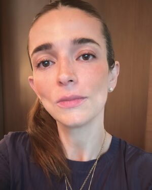 Marianna Burelli Instagram - Life Lately…
Less doing and more being…

Estas últimas semanas han sido intensas. ⚡️
CONFESIÓN: este embarazo gemelar me ha situado frente a desafíos físicos desconocidos. 💨🌪️
Desde la dormida (o más bien el entrenamiento para dormir sentada) , la falta de equilibrio, el peso frontal, la estirada de la piel (que gracias a mis mezclas y a @amainatural  se ha mantenido intacta), el cansancio extremo post semana 30, las ganas de cargar a Sienna y no lograrlo con la frecuencia que me gustaría, aunado a  todas las emociones de este mundo y todas sus dimensiones mezcladas en una caldera de amor y nostalgia… 
Los límites que a veces me cuesta dibujar han tenido que aparecer porque simplemente no se puede hacer todo. Especialmente ahora. Y la verdad a estas alturas es algo que debería manejar con más facilidad.  Porque al final si no los establezco yo, nadie los pondrá por mí.

&

SOLTAR , soltar la idea de tenerlo preparado todo… soltar la idea de lo que quiero sin dejar de soñarlo… confiar en el cuerpo, en los bebés, en la memoria celular ancestral,  en la diosa que vive en mi y vivió dentro de todas mis abuelas  y mujeres de la Tierra. 

Cueva, hibernar, y más cueva….
Gracias a mis amigxs por estar tan cerca. Por sostener el espacio y llenarlo de calor. 
Amor mío @robaguire  estamos a punto de saltar al vacío. 
El photo dump :
1 y 2) Viernes por la noche 🕺🏼
3) Armonía
4) Caracas y el Ávila 🇻🇪
5 y 6) Lienzo/panza / libro
7) Regalitos deliciosos
8) Desayuno light 😬
9)  Agarrón de pies 🦶 
10) Ya me gusto el@look relamido de señora embarazada
11) Hija de cabezas