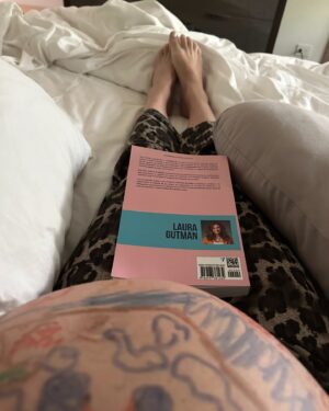 Marianna Burelli Instagram - Life Lately…
Less doing and more being…

Estas últimas semanas han sido intensas. ⚡️
CONFESIÓN: este embarazo gemelar me ha situado frente a desafíos físicos desconocidos. 💨🌪️
Desde la dormida (o más bien el entrenamiento para dormir sentada) , la falta de equilibrio, el peso frontal, la estirada de la piel (que gracias a mis mezclas y a @amainatural  se ha mantenido intacta), el cansancio extremo post semana 30, las ganas de cargar a Sienna y no lograrlo con la frecuencia que me gustaría, aunado a  todas las emociones de este mundo y todas sus dimensiones mezcladas en una caldera de amor y nostalgia… 
Los límites que a veces me cuesta dibujar han tenido que aparecer porque simplemente no se puede hacer todo. Especialmente ahora. Y la verdad a estas alturas es algo que debería manejar con más facilidad.  Porque al final si no los establezco yo, nadie los pondrá por mí.

&

SOLTAR , soltar la idea de tenerlo preparado todo… soltar la idea de lo que quiero sin dejar de soñarlo… confiar en el cuerpo, en los bebés, en la memoria celular ancestral,  en la diosa que vive en mi y vivió dentro de todas mis abuelas  y mujeres de la Tierra. 

Cueva, hibernar, y más cueva….
Gracias a mis amigxs por estar tan cerca. Por sostener el espacio y llenarlo de calor. 
Amor mío @robaguire  estamos a punto de saltar al vacío. 
El photo dump :
1 y 2) Viernes por la noche 🕺🏼
3) Armonía
4) Caracas y el Ávila 🇻🇪
5 y 6) Lienzo/panza / libro
7) Regalitos deliciosos
8) Desayuno light 😬
9)  Agarrón de pies 🦶 
10) Ya me gusto el@look relamido de señora embarazada
11) Hija de cabezas