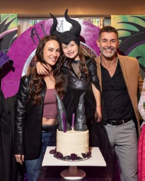 Mariano Martínez Instagram - .
Ayer fue el tan esperado cumple de Alma, 
sus 7 años !!
El calendario se dejó de tachar porque el día llegó 
y lo pudo disfrutar un montón rodeada de amigos y familia ,que hicieron de este día, uno más para rememorar.
Chini estamos orgullosos de la increíble hija, 
amiga y persona que sos. 
Viví la vida como ayer lo hiciste: 
con felicidad, ilusión y mucha alegría 🫶
Te amamos profundamente sin principio ni final, 
como decía la canción el día que te conocimos ✨

Muchas gracias a quienes nos 
acompañaron con tanto amor y dedicación ✨
Fotografía: @pduboisfotografias 
Ambientación: @aliciavergaraok
@mcm_decoraciones 
@decora.ada
Pastelería: @soleduenas.pasteleria 
Catering: @lacocina_de_papa @may_ariadna 
Animación: @looksanimaciones
El look soñado de alma es de @magicdressoficial  y sus zapatitos de charol de @glamis_taquitos