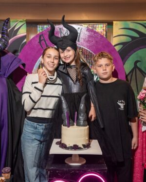 Mariano Martínez Instagram - .
Ayer fue el tan esperado cumple de Alma, 
sus 7 años !!
El calendario se dejó de tachar porque el día llegó 
y lo pudo disfrutar un montón rodeada de amigos y familia ,que hicieron de este día, uno más para rememorar.
Chini estamos orgullosos de la increíble hija, 
amiga y persona que sos. 
Viví la vida como ayer lo hiciste: 
con felicidad, ilusión y mucha alegría 🫶
Te amamos profundamente sin principio ni final, 
como decía la canción el día que te conocimos ✨

Muchas gracias a quienes nos 
acompañaron con tanto amor y dedicación ✨
Fotografía: @pduboisfotografias 
Ambientación: @aliciavergaraok
@mcm_decoraciones 
@decora.ada
Pastelería: @soleduenas.pasteleria 
Catering: @lacocina_de_papa @may_ariadna 
Animación: @looksanimaciones
El look soñado de alma es de @magicdressoficial  y sus zapatitos de charol de @glamis_taquitos