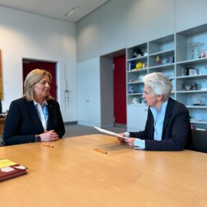 Marie-Agnes Strack-Zimmermann Instagram - Gegenüber der Präsidentin des Deutschen Bundestages, @baerbelbas, habe ich mit Wirkung zum morgigen 16. Juli 2024 den Verzicht auf mein Mandat als Abgeordnete des Deutschen Bundestages erklärt. 

Bärbel Bas danke ich nach so mancher „geschlagener Schlacht“ im Bundestag für einen mehr als herzlichen Abschied. Ich freue mich auf die geplante gemeinsame Motorradtour. 🏍️ 

Ich verlasse den Bundestag mit einem weinenden, aber hauptsächlich lachenden Auge, insbesondere aber voller Dankbarkeit.

Die knapp sieben Jahre im Deutschen Bundestag, zuletzt als Vorsitzende des Verteidigungsausschusses in bewegten Zeiten, waren ein unglaubliches Privileg. Ich danke allen Kolleginnen, Kollegen und Weggefährten, die mich bei meinem Weg unterstützt und die meine politische Arbeit bereichert haben - aus allen demokratischen Parteien und Fraktionen.

Als Abgeordnete des Europäischen Parlaments wartet ab morgen eine neue Herausforderung auf mich, auf die ich mich riesig freue. Denn eins ist gerade in diesen herausfordernden Zeiten klar: Europa ist unsere Zukunft - eine andere haben wir nicht.