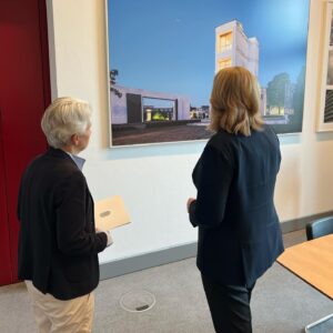 Marie-Agnes Strack-Zimmermann Instagram - Gegenüber der Präsidentin des Deutschen Bundestages, @baerbelbas, habe ich mit Wirkung zum morgigen 16. Juli 2024 den Verzicht auf mein Mandat als Abgeordnete des Deutschen Bundestages erklärt. 

Bärbel Bas danke ich nach so mancher „geschlagener Schlacht“ im Bundestag für einen mehr als herzlichen Abschied. Ich freue mich auf die geplante gemeinsame Motorradtour. 🏍️ 

Ich verlasse den Bundestag mit einem weinenden, aber hauptsächlich lachenden Auge, insbesondere aber voller Dankbarkeit.

Die knapp sieben Jahre im Deutschen Bundestag, zuletzt als Vorsitzende des Verteidigungsausschusses in bewegten Zeiten, waren ein unglaubliches Privileg. Ich danke allen Kolleginnen, Kollegen und Weggefährten, die mich bei meinem Weg unterstützt und die meine politische Arbeit bereichert haben - aus allen demokratischen Parteien und Fraktionen.

Als Abgeordnete des Europäischen Parlaments wartet ab morgen eine neue Herausforderung auf mich, auf die ich mich riesig freue. Denn eins ist gerade in diesen herausfordernden Zeiten klar: Europa ist unsere Zukunft - eine andere haben wir nicht.