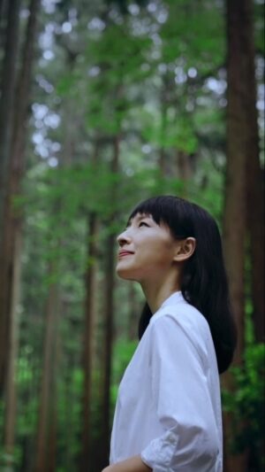 Marie Kondo Instagram - Immersing yourself in nature can do wonders for your mind and body. When I find life to be hectic, as it often is around the holidays, I visit a forested trail to relax and recharge. This practice is known as shinrin-yoku, or “forest-bathing.” Visit the link in my bio to learn more about how connecting with nature can nurture mindfulness and improve your overall well-being.